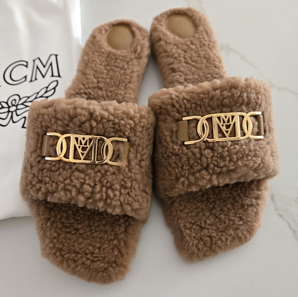 NWT MCM Tan Travia Fur Sandal with Gold Logo